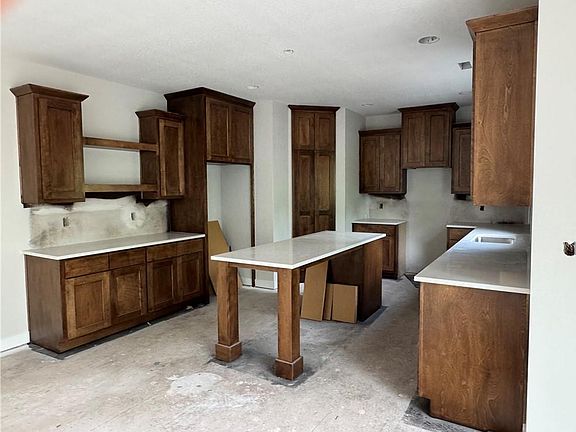 3rd image of 20727 Emerald St