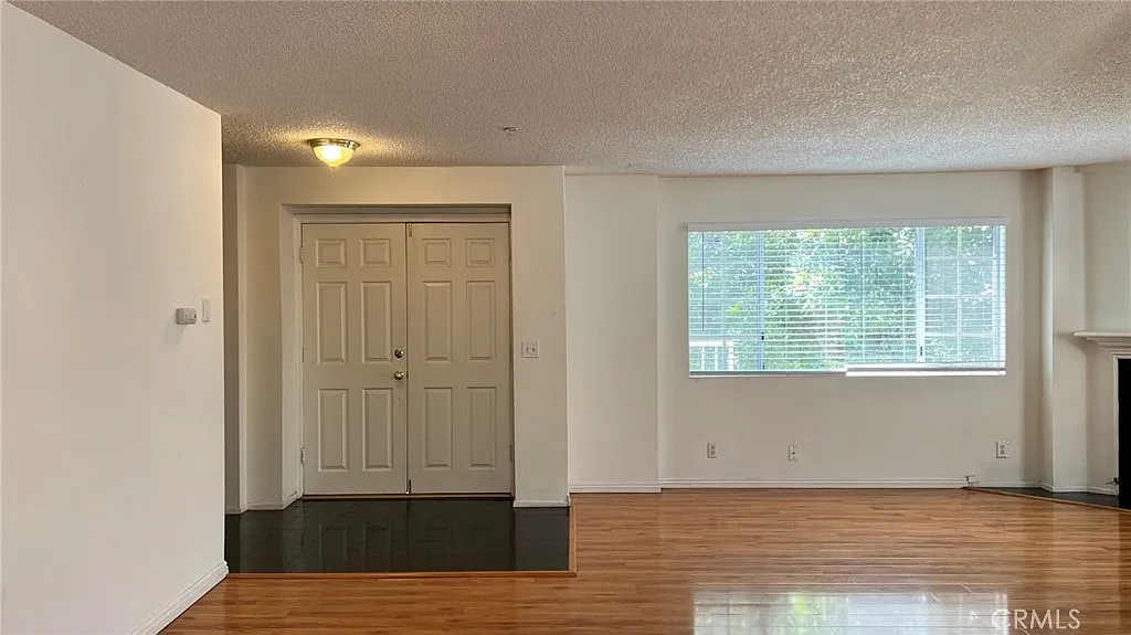 3 bed, 1376 sqft, $3,900 — Photo 3