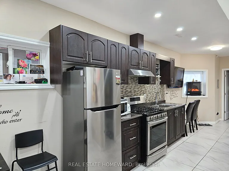 141 Coxwell Ave #LOWER — Photo 2