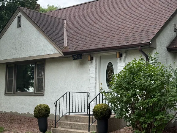 2911 Troseth Rd, Roseville, MN 55113