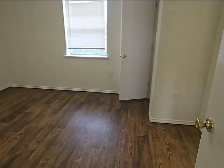 1306 Bonham St — Photo 3