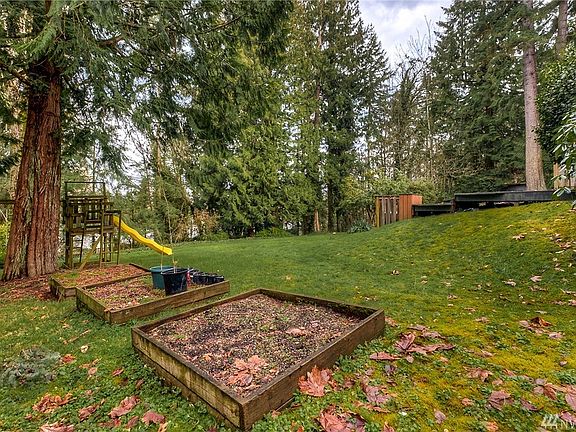 4th image of 16622 SE Newport Way