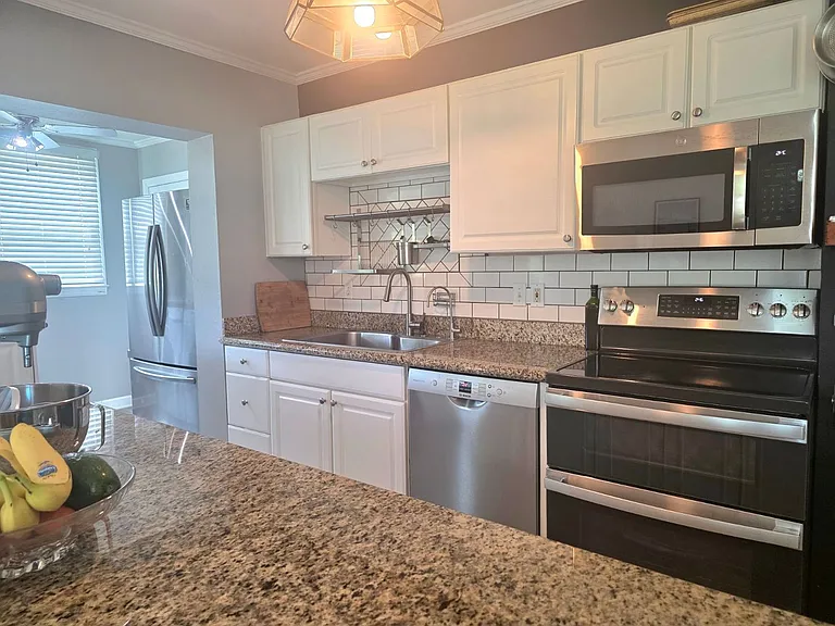 1010 E Maxwell St — Photo 8