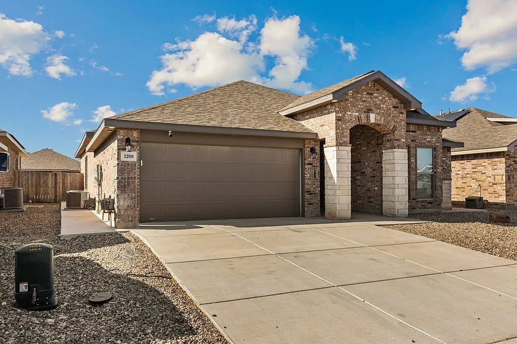 3 bed, 2.0 bath, 2050 sqft, $2,450 — Photo 2