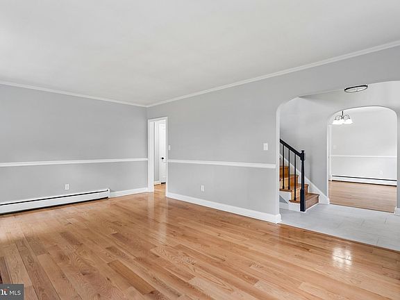5th image of 527 Forest View Rd