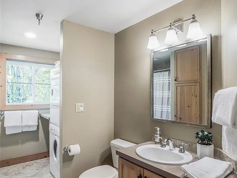 490 Madison Ave N #201 — Photo 10