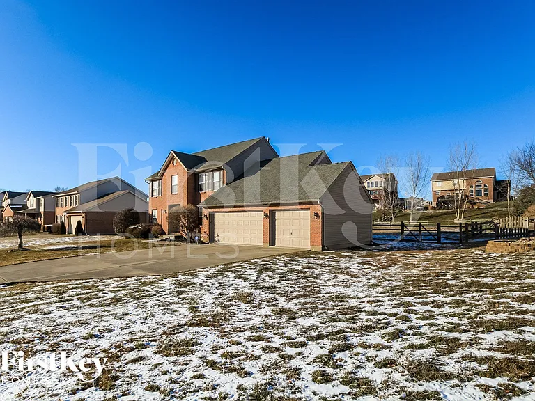 5158 Grandin Ridge Dr — Photo 2