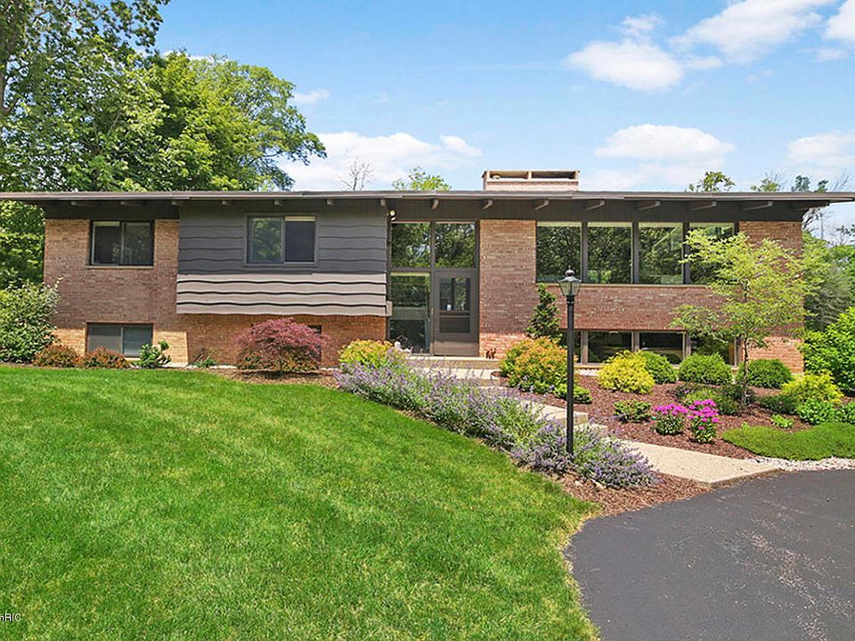 1st image of 221 Harper Dr NW