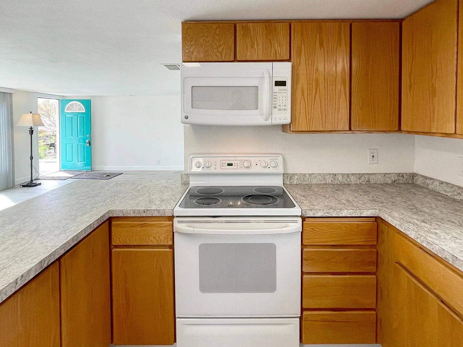 3 bed, 1.5 bath, 1050 sqft, $2,400 — Photo 4