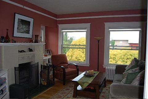 living room w/ working fireplace