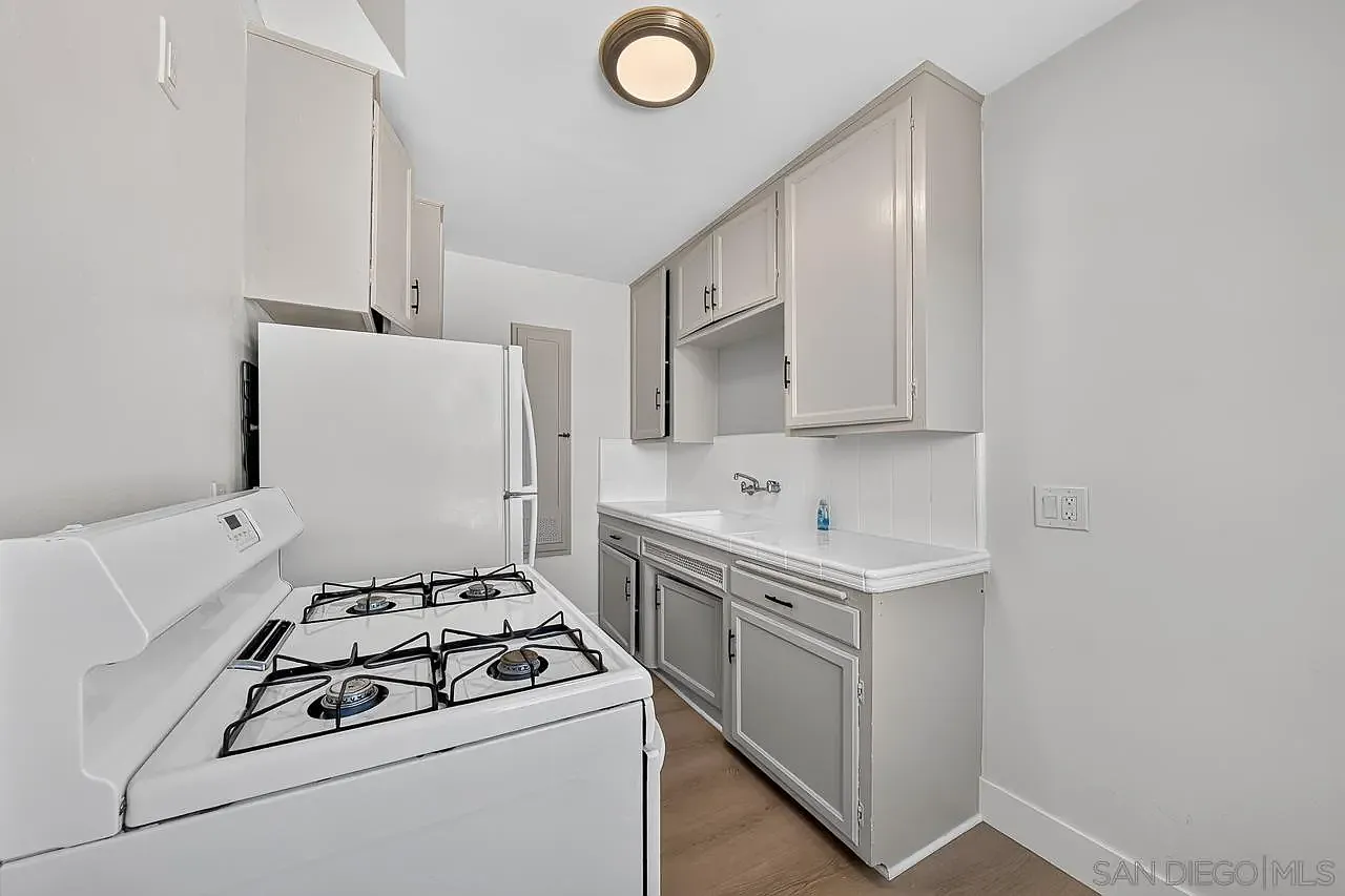 1 bed, 1.0 bath, 400 sqft, $1,800 — Photo 3