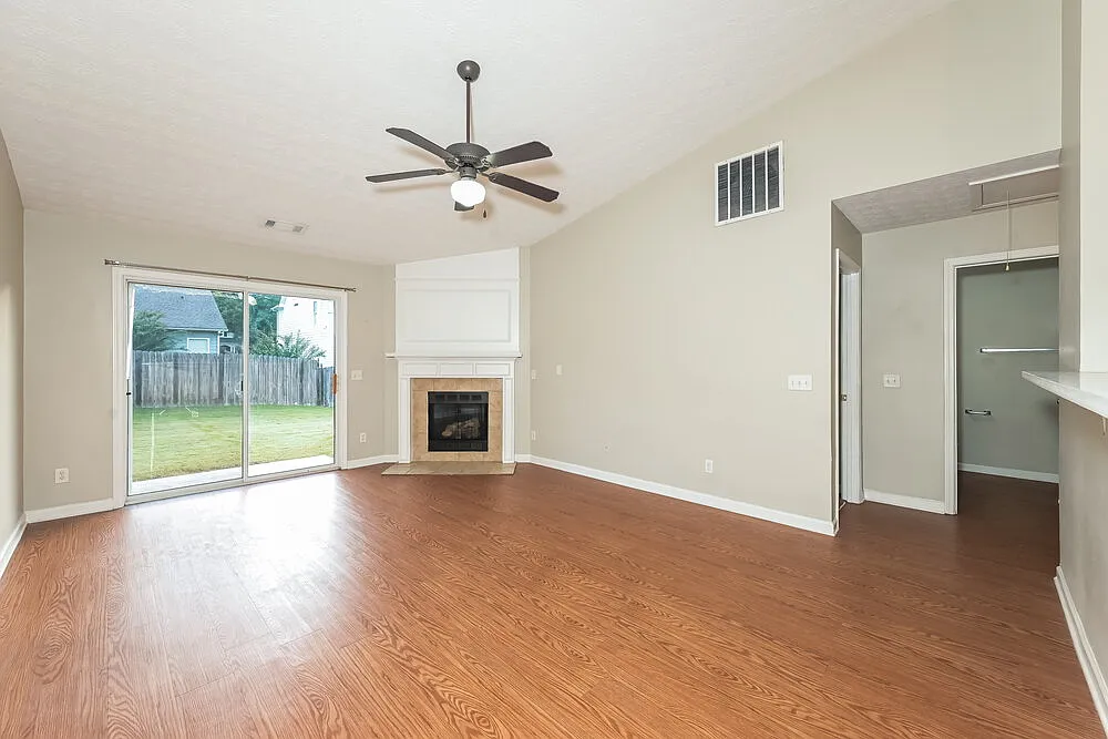 3 bed, 2.0 bath, 1737 sqft, $2,200 — Photo 3