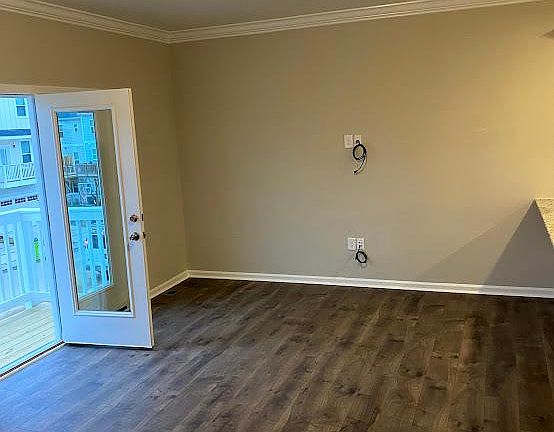 Large Hall with access to a balcony overlooking the street!