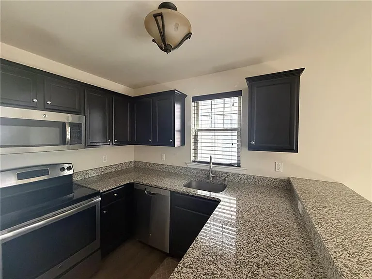 653 Linden St — Photo 3