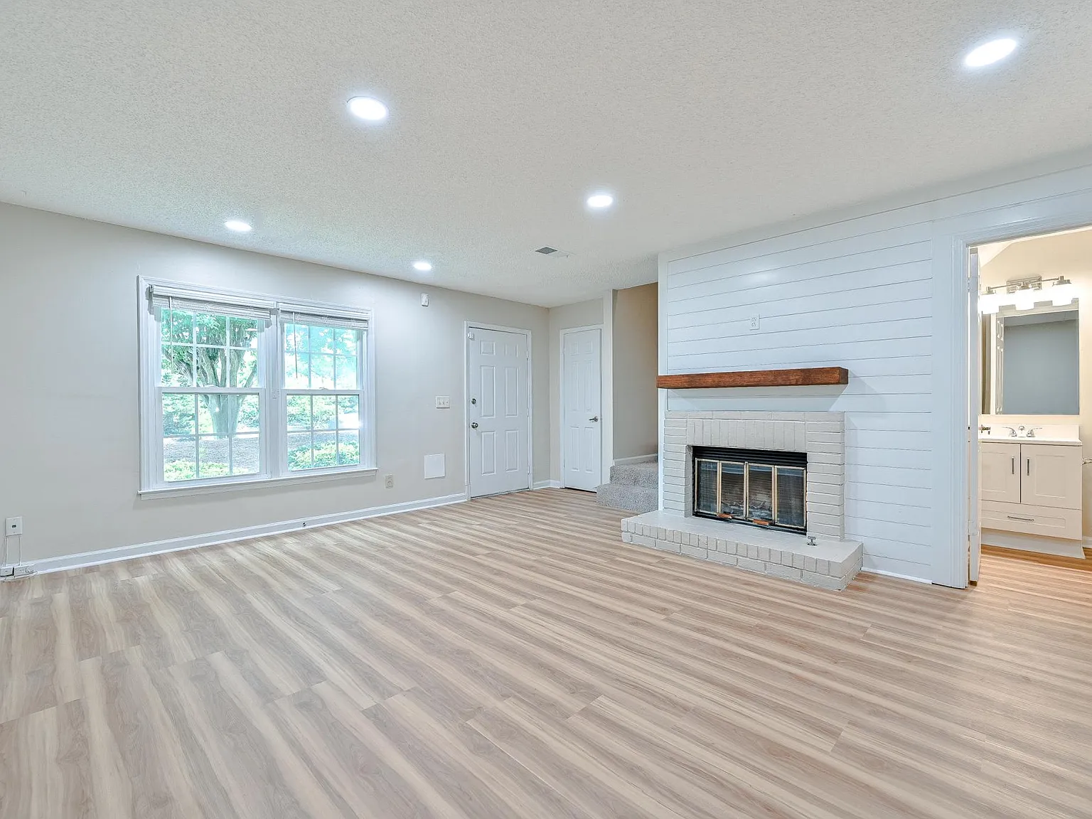 2 bed, 2.5 bath, 1240 sqft, $2,095 — Photo 2