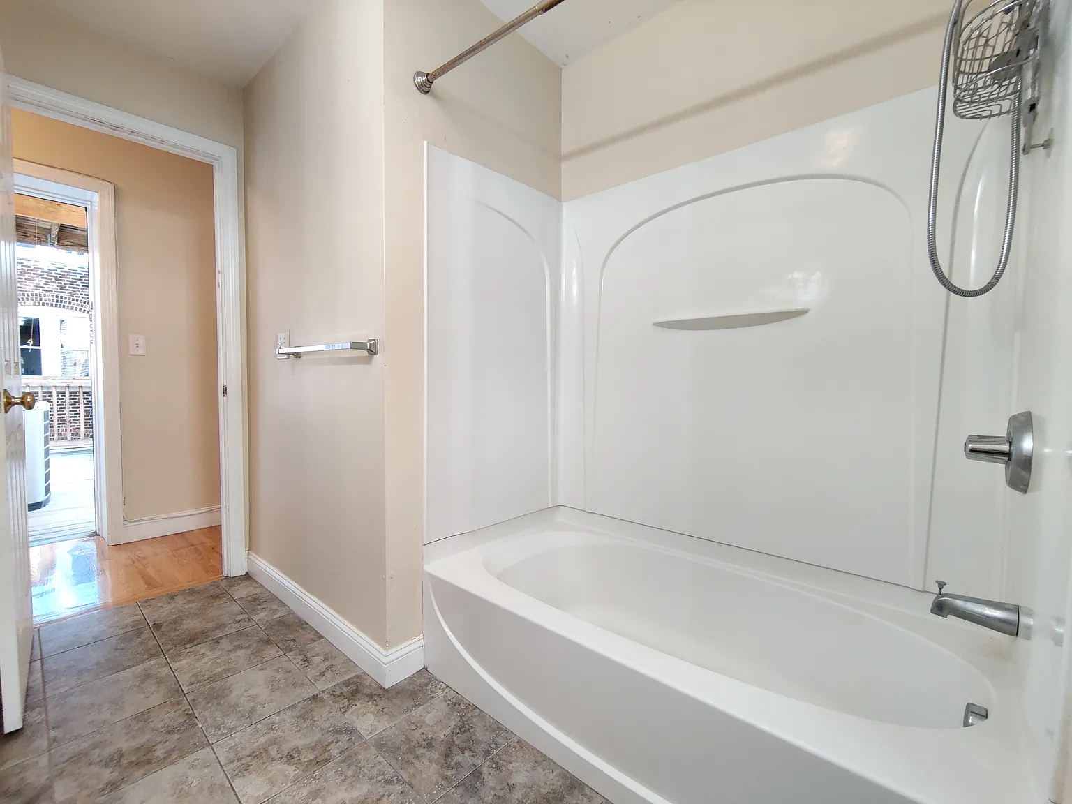 4 bed, 1600 sqft, $6,750 — Photo 3