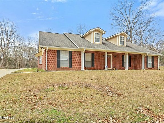 3rd image of 413 Silver Creek Dr