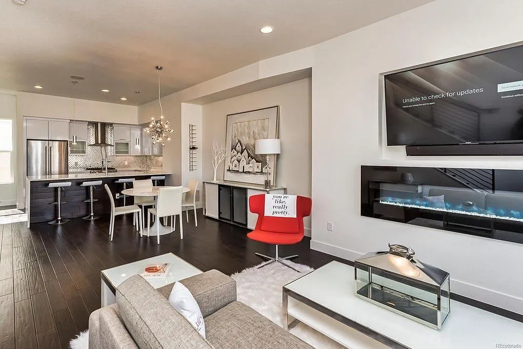 3040 N Wilson Ct — Photo 2