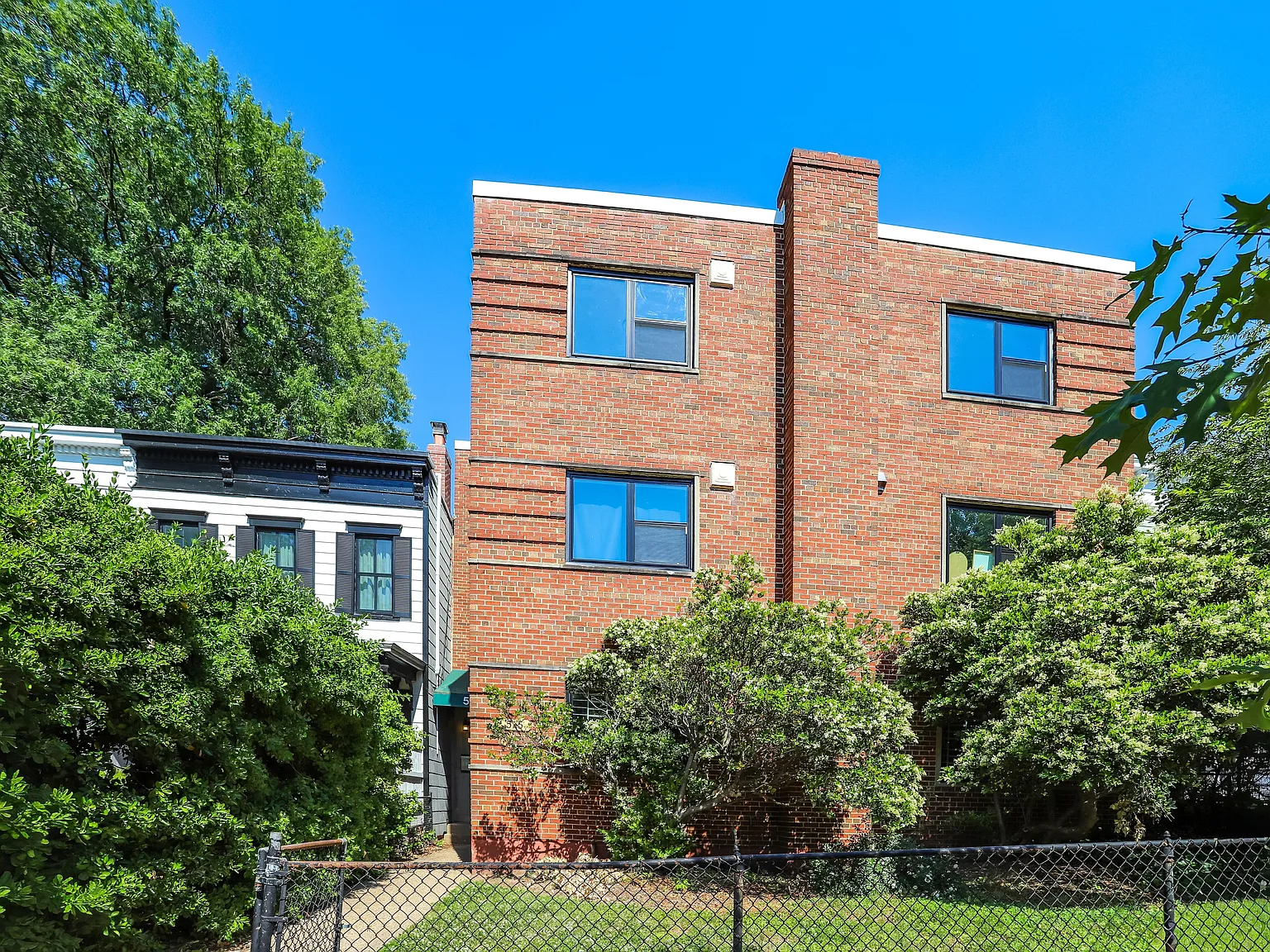 2 bed, 850 sqft, $1,950 — Photo 1