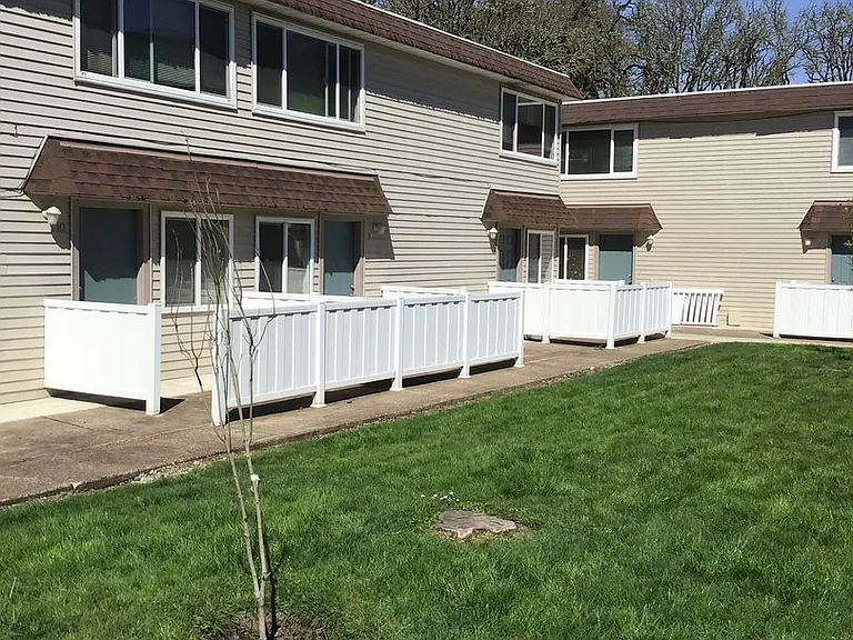 840 SW Grove St — Photo 3