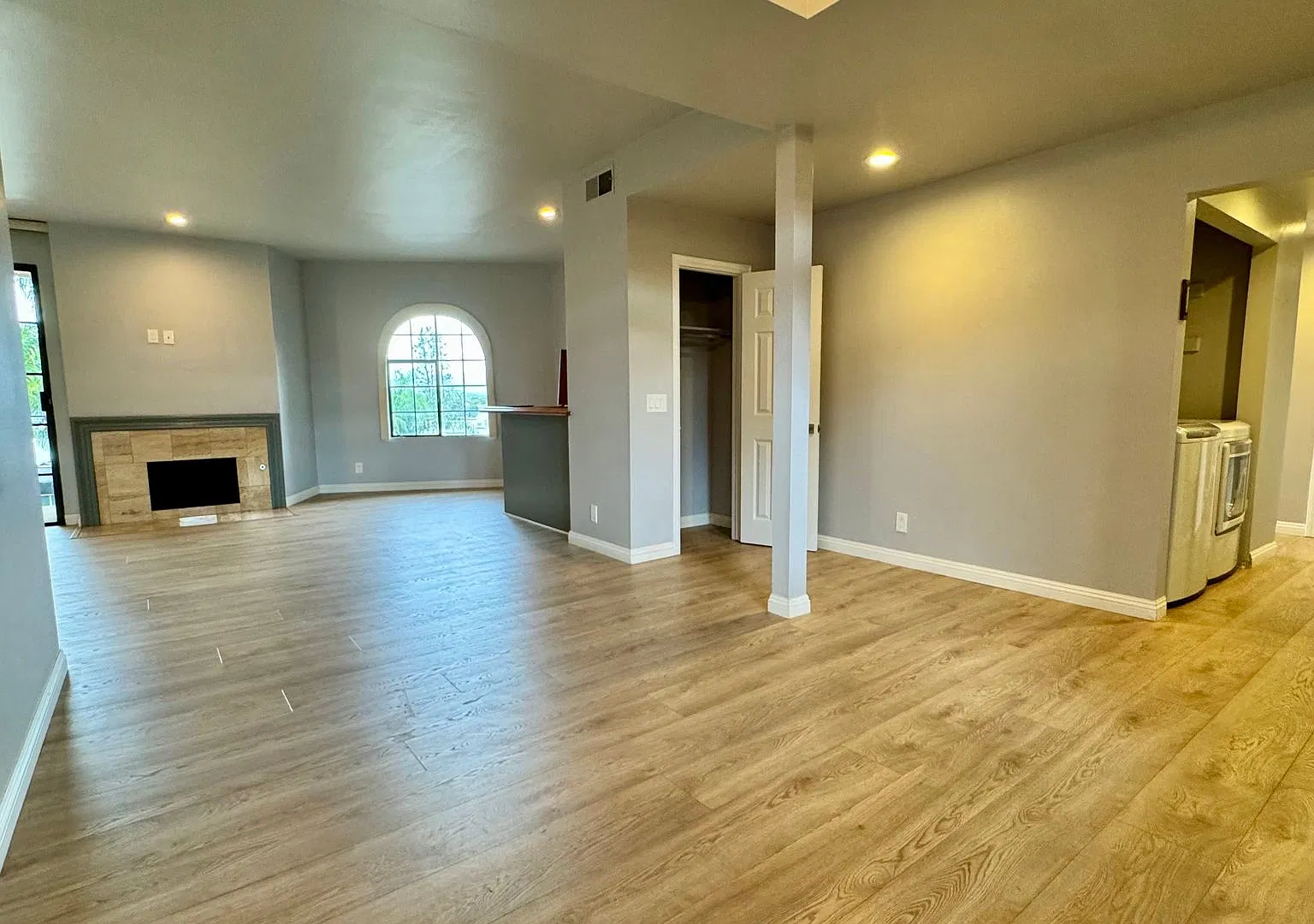 Renovated Top-Floor 2BR/2BA Condo Near Ventura Blvd — Photo 4