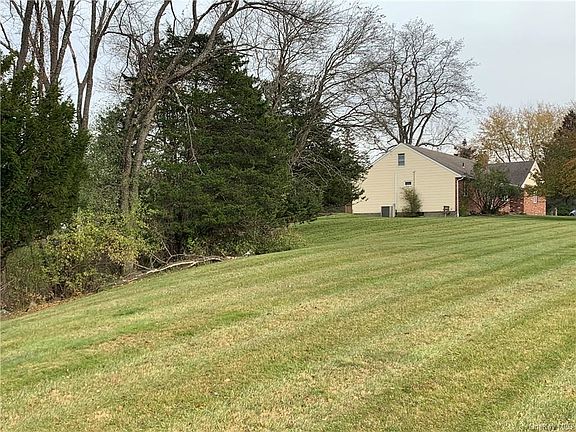 5th image of 4 Hickory Hill Dr