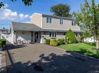 35 Magpie Lane, Levittown, NY 11756