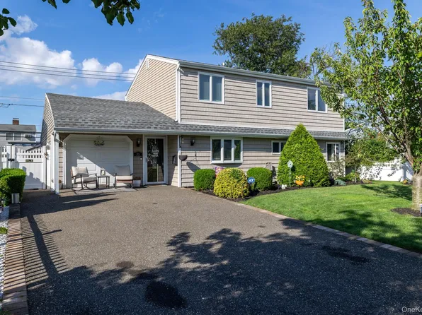 35 Magpie Lane, Levittown, NY 11756