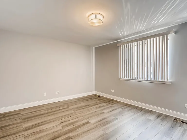8428 W Catalpa Ave #301 — Photo 15