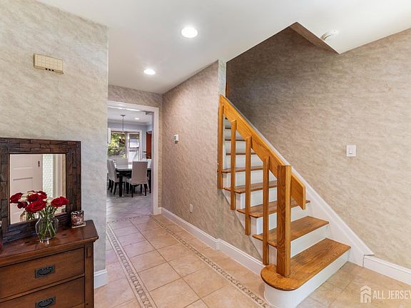 4th image of 2 Brookside Ct