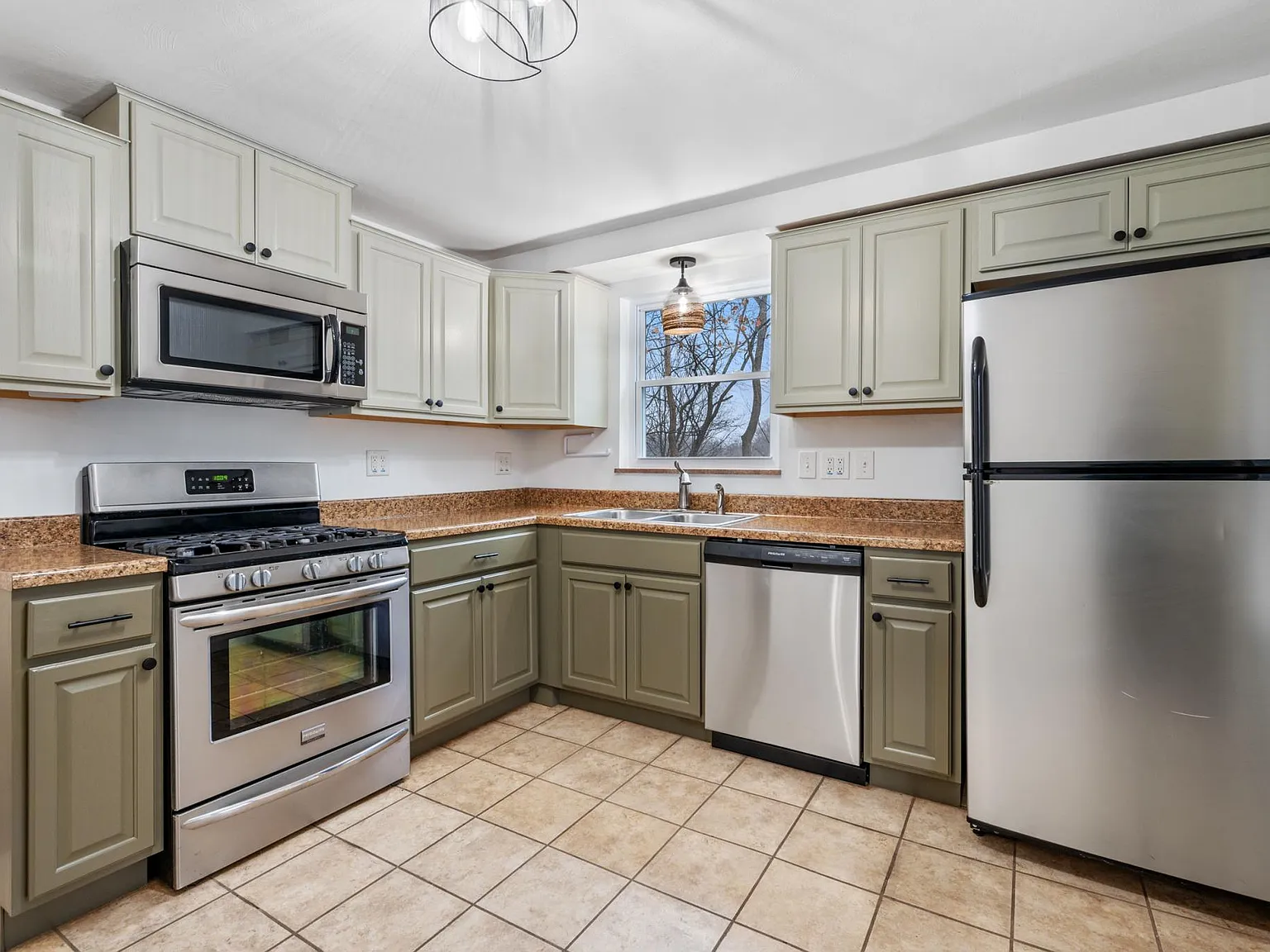3 bed, $2,300 — Photo 4
