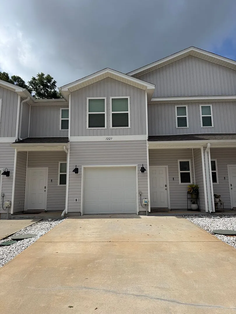 Must see newer Townhome! — Photo 1