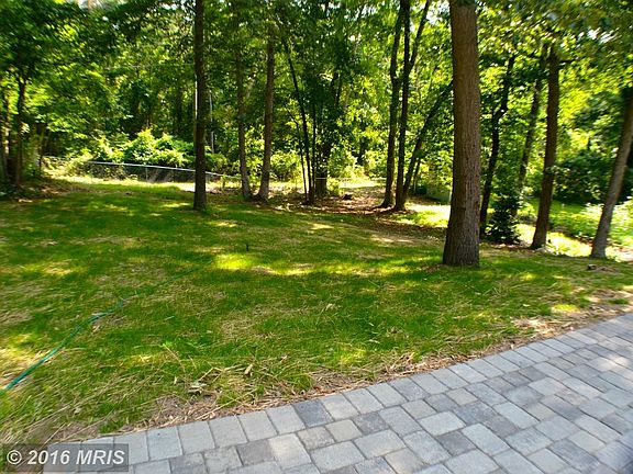 Beautiful Fenced Back Yard Backing to Trees