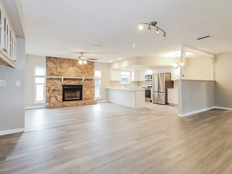 12909 Walnut Tree Ln — Photo 6