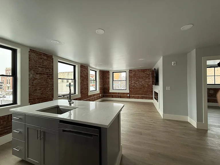 19 SW Dorion Ave — Photo 1