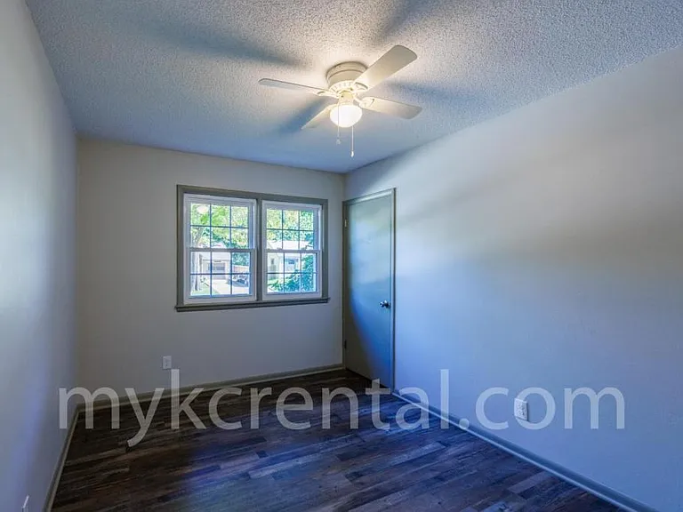7915 W 59th Ter — Photo 15