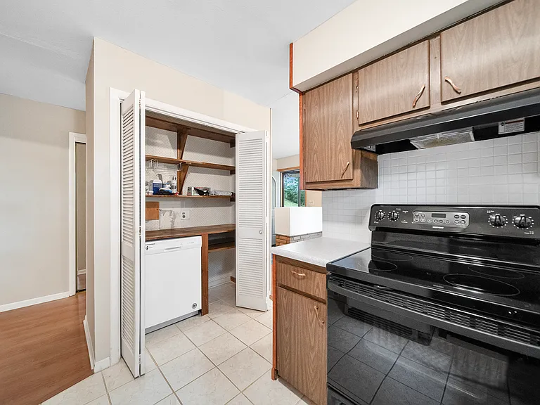 162 Osborne St — Photo 8