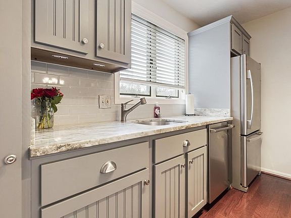 3rd image of 809 Sherwood Forest Ln #809