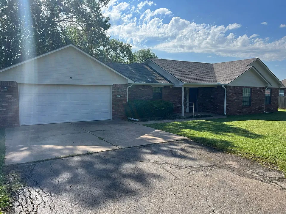 1307 N Jardot Rd