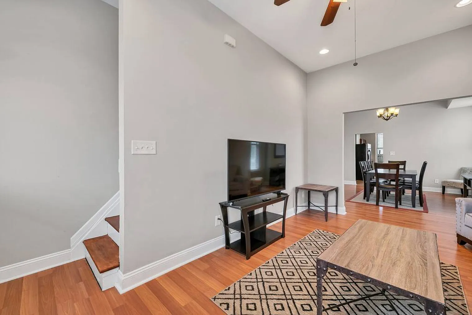 3 bed, 2.0 bath, 796 sqft, $3,329 — Photo 3