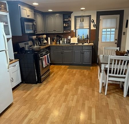 3rd image of 291 Essex St #1