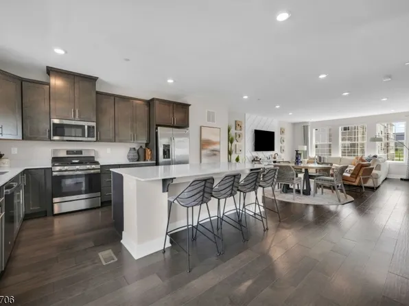 2 Doherty Way, Morris Plains Boro, NJ 07950