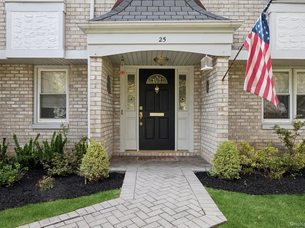 25 Fairway Circle S, Manhasset, NY 11030