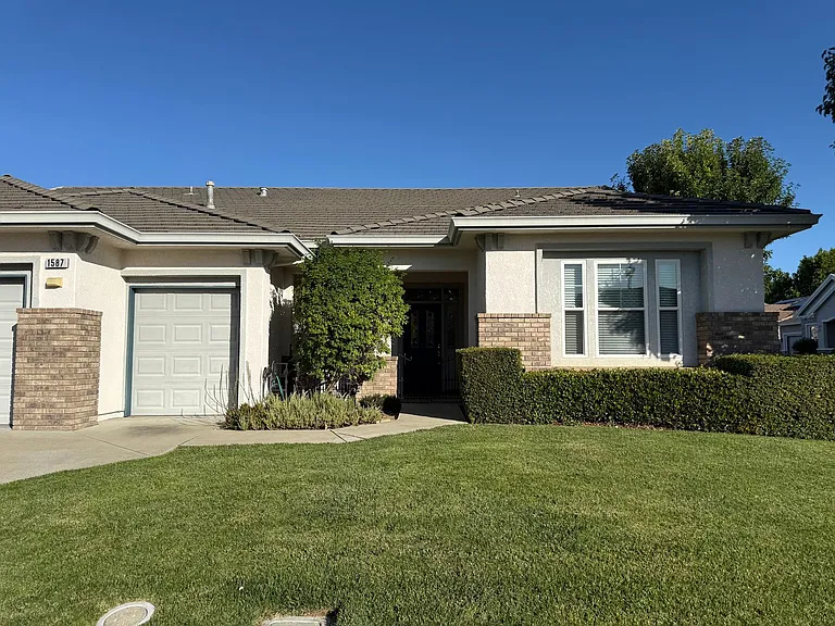 1587 Regent Dr — Photo 2