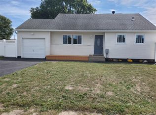 31 W Marine Ave, Lindenhurst, NY 11757