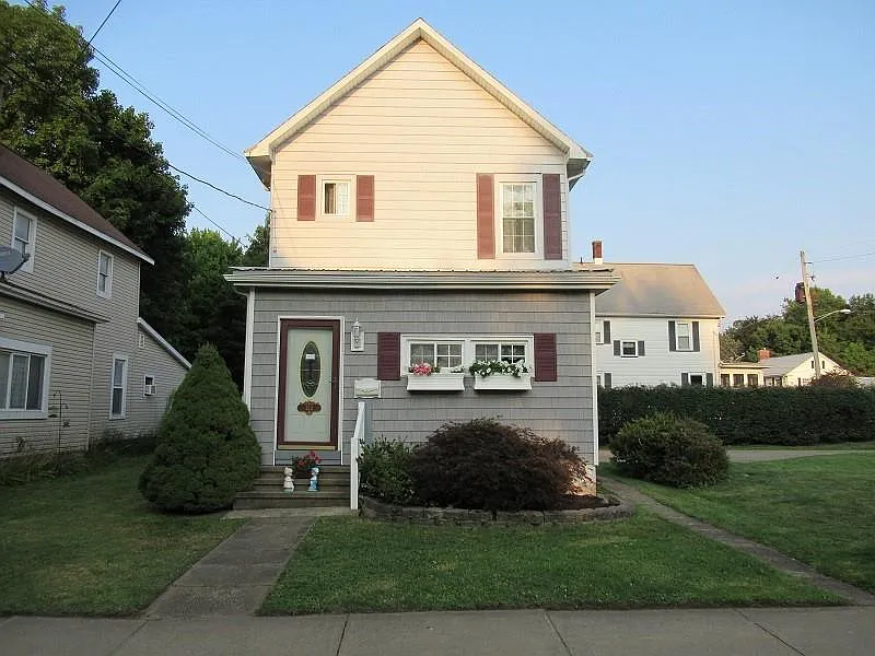 514 N Center St photo 1