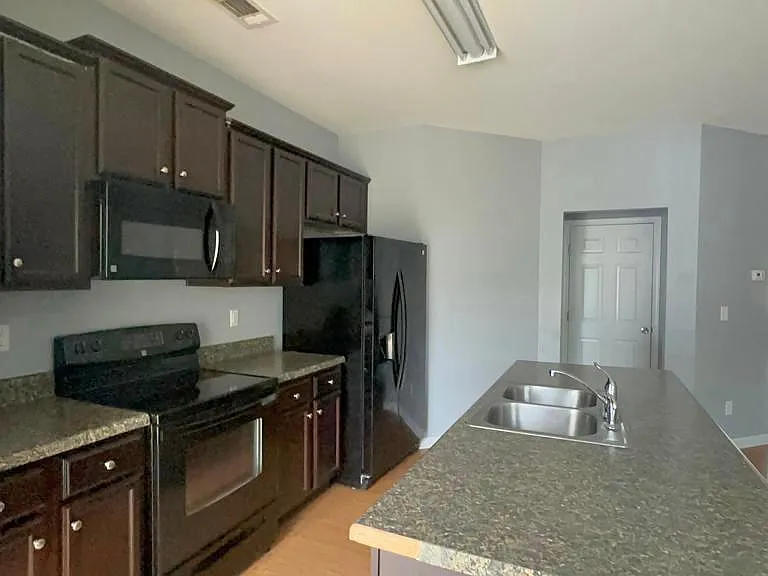 4032 Queensbridge Rd — Photo 4