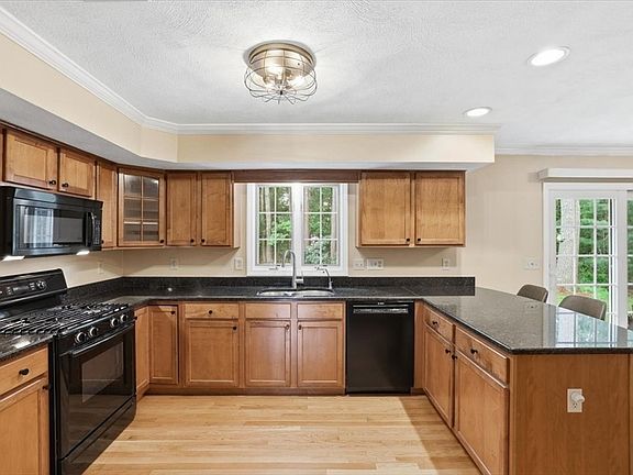 5th image of 32 Millfarm Dr