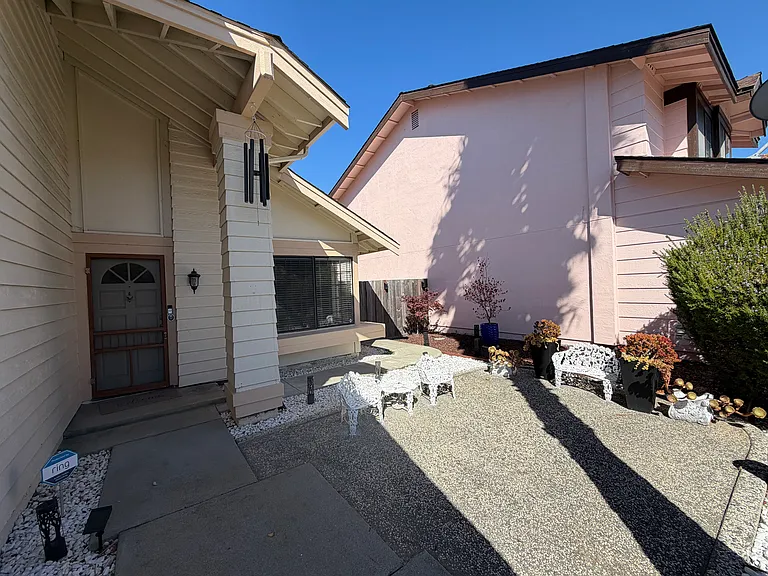 32727 Gustine St — Photo 2