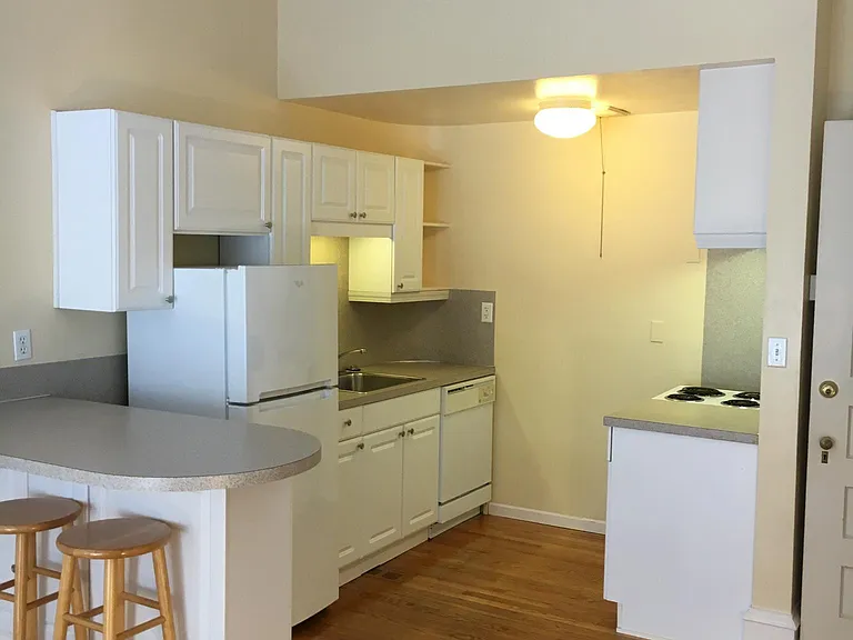 132 Lafayette Ave NE #2 — Photo 2